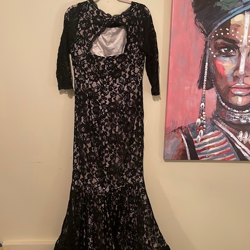 Beautiful evening dress in pristine condition. With cutout in back. Size US 14